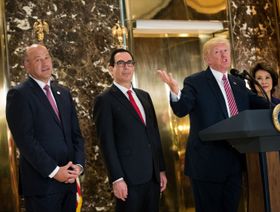 الرئيس الأميركي دونالد ترمب يتحدث بجانب غاري كوهن، مدير المجلس الاقتصادي الوطني، وستيف منوتشين، وزير الخزانة، في برج ترمب بنيويورك في أغسطس 2017 - المصدر: بلومبرغ