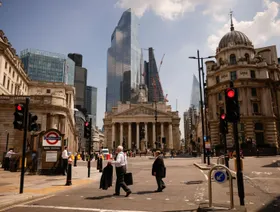 بعض المارة بالقرب من بنك إنجلترا المركزي في مدينة لندن يوم 19 يوليو 2021 والذي أطلقت عليه تسمية "يوم الحرية" - المصدر: بلومبرغ