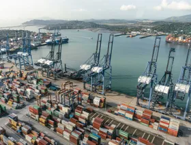 حاويات ورافعات في ميناء بالبو عند المدخل المطل على المحيط الهادئ لقناة بنما - بلومبرغ