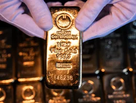 سعر الذهب يستقر قرب الذروة بانتظار \"يوم التحرير\" الأميركي