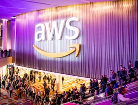 الحضور يصلون إلى مقر المؤتمر السنوي الرئيسي لـ"إيه دبليو إس" في لاس فيغاس، بولاية نيفادا، أميركا - بلومبرغ