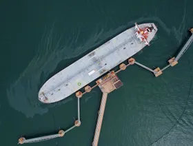 ناقلة نفط خام تفرغ حمولتها في محطة ميناء "كينغداو"، الصين - المصدر: بلومبرغ