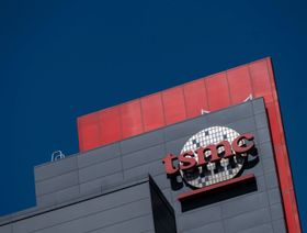 لافتة شعار شركة "TSMC" تعلو المقر الرئيسي للشركة في مقاطعة هسينشو، تايوان - المصدر: بلومبرغ