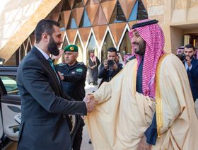ولي العهد السعودي الأمير محمد بن سلمان مستقبلاً الرئيس السوري أحمد الشرع في الرياض. 2 فبراير 2025 - وكالة الأنباء السعودية