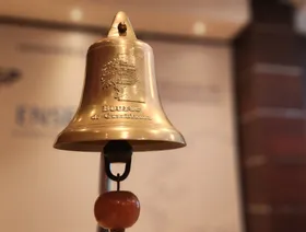 جرس بورصة الدار البيضاء، المملكة المغربية - الشرق