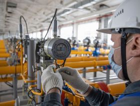 عامل يقوم بتركيب معدات جديدة لمراقبة تدفق الغاز داخل نقطة تجميع الغاز في منشأة تخزين الغاز تحت الأرض، التي تديرها شركة غازبروم، في كاسيموف، روسيا - المصدر: بلومبرغ