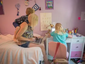 أمهات مؤثرات.. سيدات يحولن روتين المنزل إلى دولارات رقمية