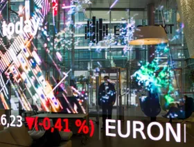 اليورو يتجاهل تبعات أزمة فرنسا وعقود الخيارات تظهر تفاؤل المستثمرين