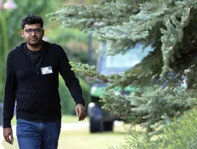 أغراوال في مؤتمر "صن فالي" لهذا العام بولاية أيداهو - المصدر: بلومبرغ