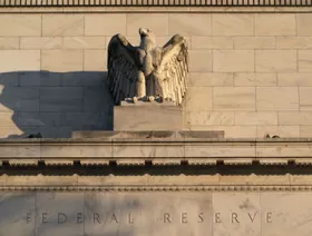 واجهة مبنى الاحتياطي الفيدرالي الأميركي في واشنطن العاصمة - المصدر: بلومبرغ