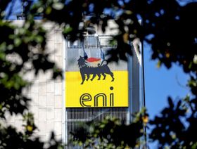 شعار شركة الطاقة الإيطالية "إيني" يعتلي المقر الرئيسي للشركة في روما، إيطاليا - المصدر: بلومبرغ