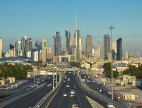 صورة ملتقطة من جسر فوق طريق سريع وتظهر مدينة الكويت بمبانيها المكتبية وناطحات السحاب، الكويت - المصدر: بلومبرغ