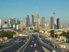 صورة ملتقطة من جسر فوق طريق سريع وتظهر مدينة الكويت بمبانيها المكتبية وناطحات السحاب، الكويت - المصدر: بلومبرغ