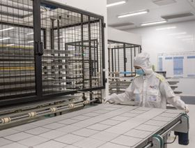 عاملٌ يُدير خلايا كهروضوئية في منشأة تصنيع تابعة لشركة (Irex Energy JSC) في فونغ تاو، فيتنام - بلومبرغ