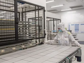 عاملٌ يُدير خلايا كهروضوئية في منشأة تصنيع تابعة لشركة (Irex Energy JSC) في فونغ تاو، فيتنام - بلومبرغ