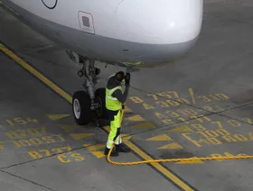 عامل يزود طائرة بالوقود في أحد مطارات برلين. - بلومبرغ