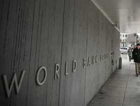 النفط يدفع البنك الدولي لرفع توقعاته لنمو المنطقة هذا العام