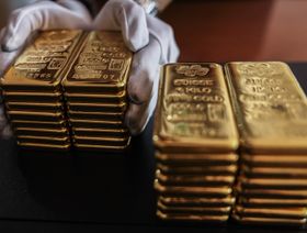 موظف يتعامل مع سبائك ذهبية يبلغ وزنها كيلوغراما واحدا في المقر الرئيسي لشركة (YLG Bullion International Co)، في بانكوك، تايلاند - بلومبرغ