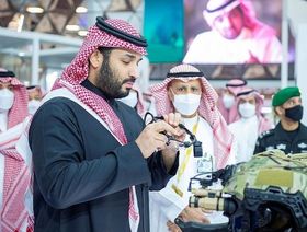 ولي العهد السعودي الأمير محمد بن سلمان خلال زيارته لمعرض الدفاع العالمي، الرياض - المصدر: بلومبرغ