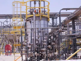 أنابيب وخزانات وصمامات معدنية في منشأة تصنيع بالسعودية - المصدر: بلومبرغ