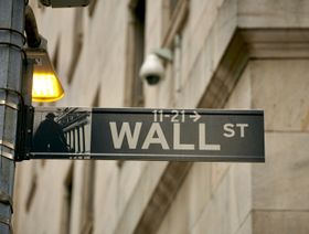 لافتة تحمل اسم شارع "وول ستريت" وتشير إلى اتجاه بورصة نيويورك للأوراق المالية في الشارع، مدينة نيويورك، نيويورك، الولايات المتحدة - المصدر: بلومبرغ
