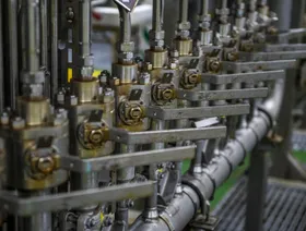 الكويت تستعين بـ\"جيه بي مورغان\" في صفقة أنابيب بـ7 مليارات دولار