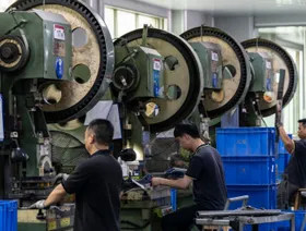 عمال على خط إنتاج في مصنع لأدوات المطبخ بالقرب من تشوهاي، الصين - بلومبرغ