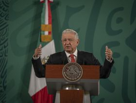 أندريس مانويل لوبيز أوبرادور رئيس المكسيك يتحدث خلال مؤتمر صحفي في القصر الوطني في مكسيكو سيتي بالمكسيك يوم الثلاثاء 19 أكتوبر 2021 - المصدر: بلومبرغ