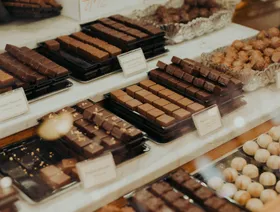 منتجات شوكولاتة مختلفة الألوان والأحجام معروضة بأحد المتاجر - بلومبرغ