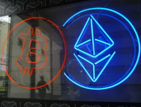 بتكوين وإيثريوم تقتربان من مستويات قياسية وسط موجة طلب جديدة