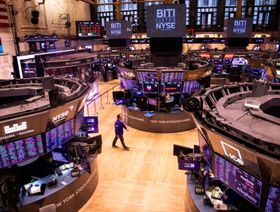 سمسار يسير داخل بورصة نيويورك للأوراق المالية (NYSE) في نيويورك ، الولايات المتحدة - المصدر: بلومبرغ