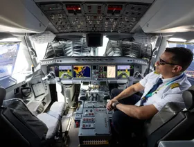 قمرة القيادة في طائرة "إمبراير إي 195- إي 2" أثناء معرض سنغافورة للطيران في سنغافورة - المصدر: بلومبرغ