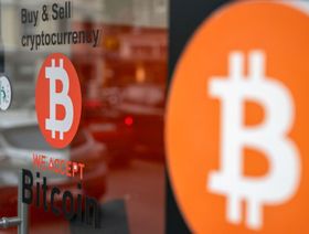 سعر بتكوين يسجل أعلى مستوى في 3 أسابيع عند 63518 دولاراً