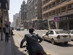 سيارات ومشاة في شارع قصر النيل بمنطقة وسط البلد، القاهرة، مصر - بلومبرغ