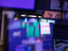 موجة صعود وول ستريت تُظهر علامات إرهاق وسط مخاطر سياسية واقتصادية