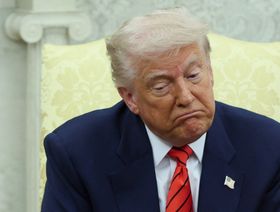 الرئيس الأميركي دونالد ترمب خلال لقاء مع رئيس الوزراء الكندي مارك كارني (لم يظهر في الصورة) في البيت الأبيض. 6 مايو 2025 - رويترز