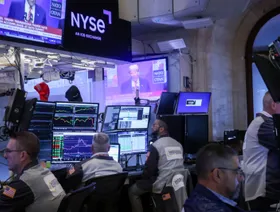 الأسهم الأميركية تواجه اختبار رسوم ترمب وسط مبالغة في تقييماتها