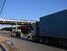 شاحنة تقف عند نقطة عبور حدودية مخصصة لعبور الشاحنات المحملة بين الولايات المتحدة والمكسيك - بلومبرغ