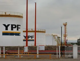 خزانات تابعة لشركة الطاقة "واي بي اف اس ايه لوما" (YPF SA Loma) في منشأة تابعة للشركة في أنيلو، مقاطعة نيوكوين، الأرجنتين - المصدر: بلومبرغ