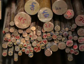 ضربة مزدوجة تخفض أسعار النحاس والمعادن الصناعية