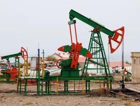 رافعات ضخ النفط ومنصات الحفر تعمل في حقل نفطي على ساحل بحر قزوين في باكو، أذربيجان، الخميس 14 نوفمبر 2024 - بلومبرغ