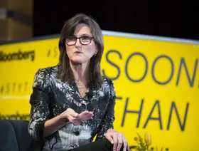 كاثي وود تفضّل الاستثمار في الابتكار على الذهب