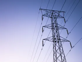 برج لنقل وتوزيع الكهرباء - المصدر: بلومبرغ