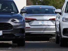 سيارات "هوندا سيفيك" متوقفة في إحدى وكالات بيع السيارات - Getty Images