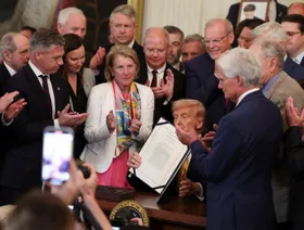 ترمب يوقع تشريعاً لتشديد القيود على صناعة مواد مخدر \"الفنتانيل\"