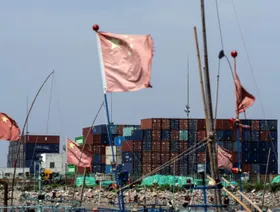 حاويات شحن في ميناء يانغشان للمياه العميقة في شنغهاي - بلومبرغ