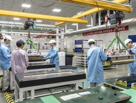 عمال في خط تصنيع حزم بطاريات بشركة "ليبموتور تكنولوجي" (.Leapmotor Technology Co) في مقاطعة زيجيانغ، الصين - بلومبرغ