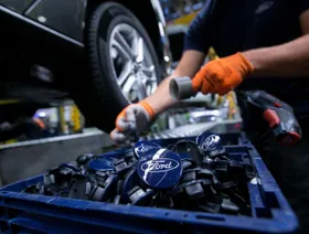 \"فورد\" تتوقع خسائر بنحو ملياري دولار بسبب حريق مصنع \"نوفليس\"