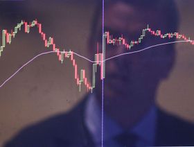 متداول يظهر في شاشة السوق في بورصة نيويورك. - المصدر: بلومبرغ
