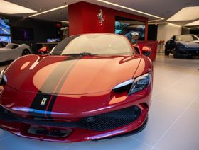 سيارة "فيراري 296 GTS" في أحد المعارض بشارع "بارك أفينيو" في نيويورك، الولايات المتحدة، يوم الثلاثاء 4 فبراير 2025 - بلومبرغ